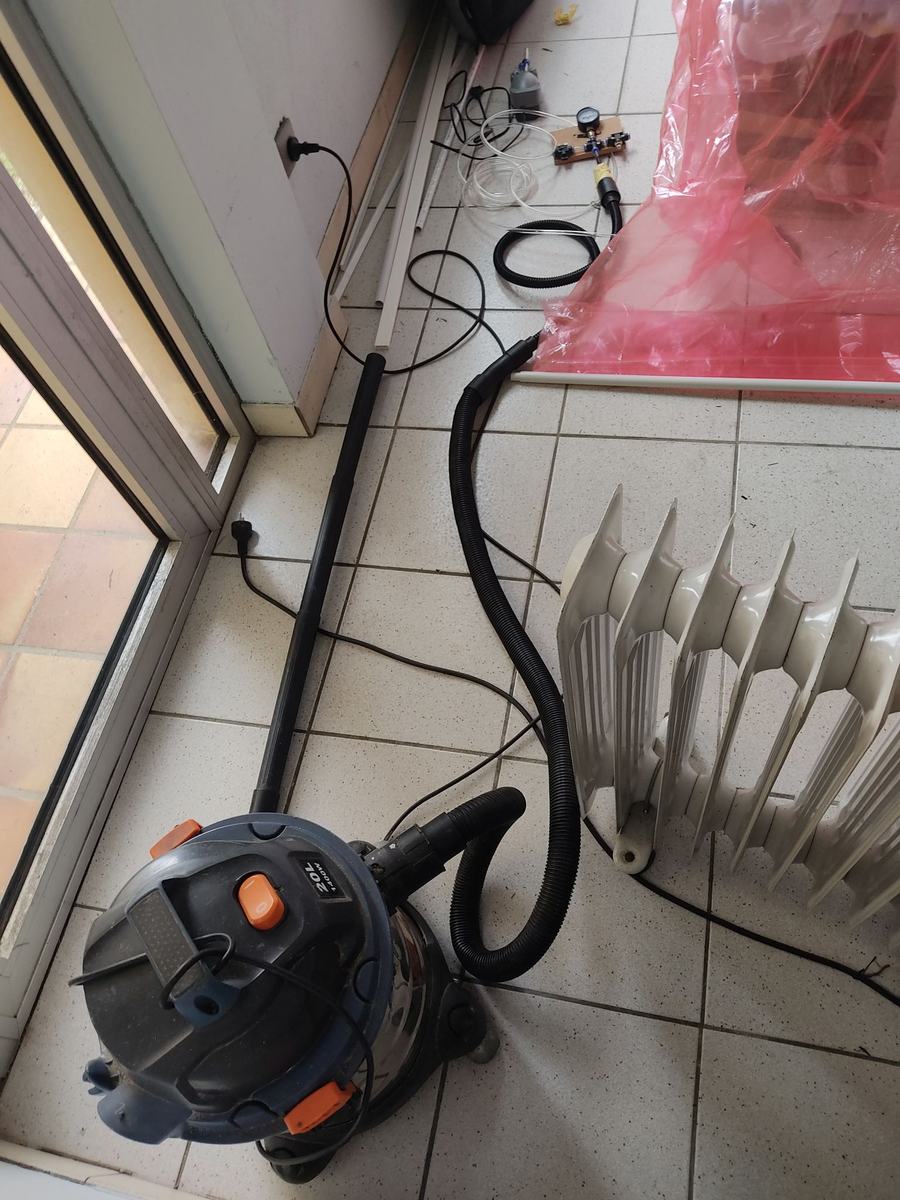 Aspirateur d’atelier branché pour vider la bâche au départ