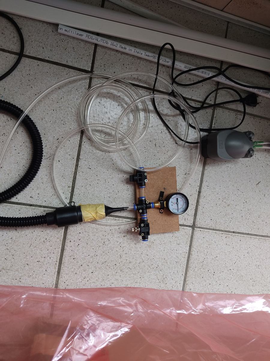 Tuyau d’aspirateur relié au circuit par un réducteur et un bout de tuyau PVC