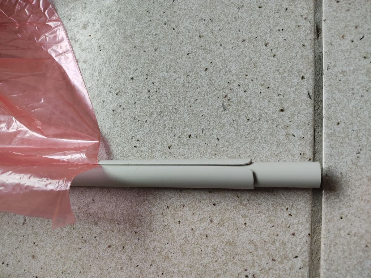 Extrémité de la bâche fermée par les deux tubes emboîtés