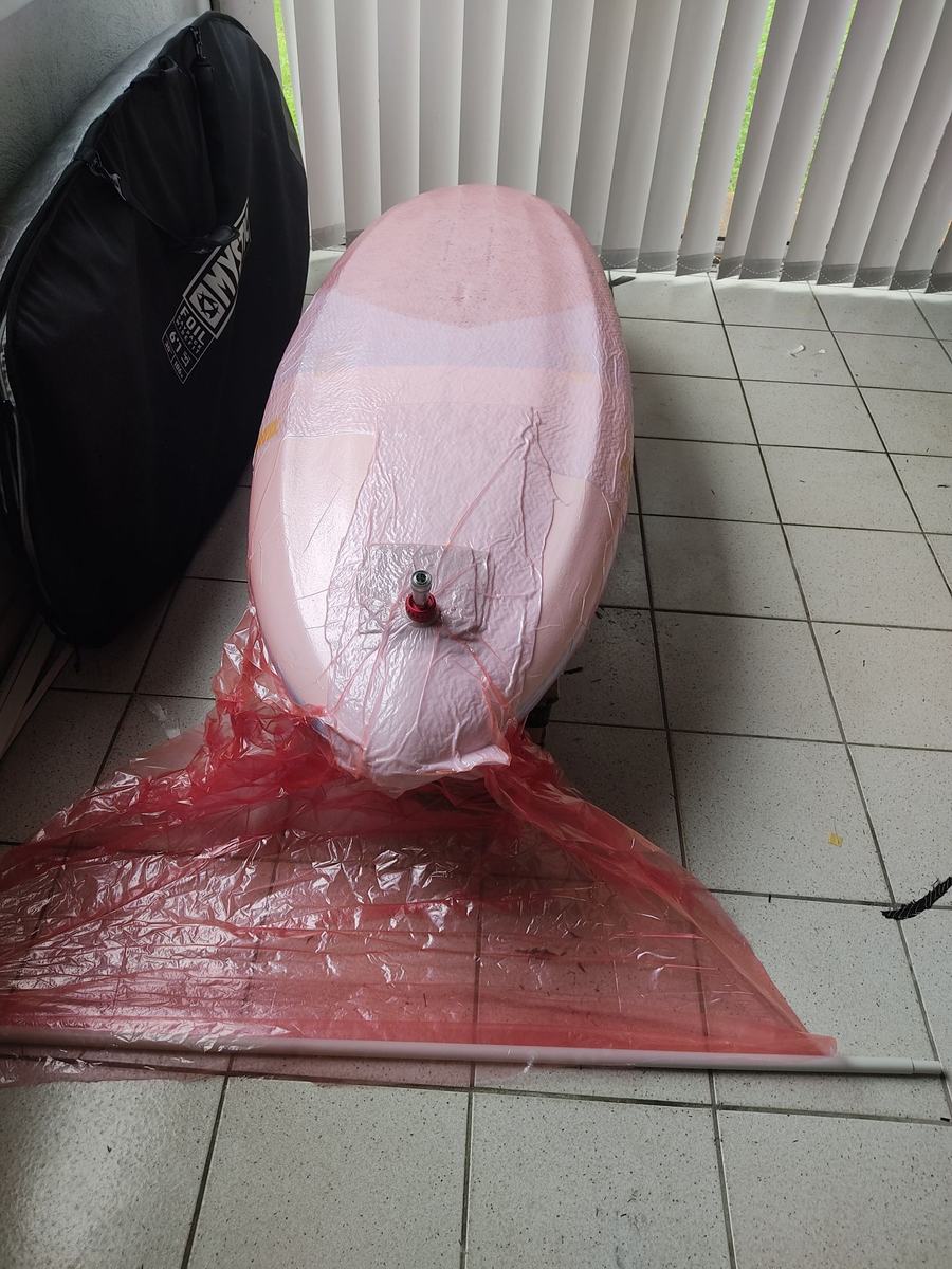 Planche dans sa bâche sous vide, avec le raccord de sac sur le dessus